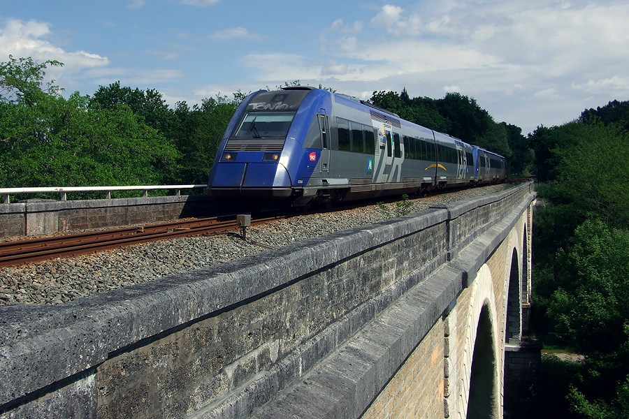 Sur le pont de la midouze, voila l' X 72586 en UM le 12.05.2008.jpg